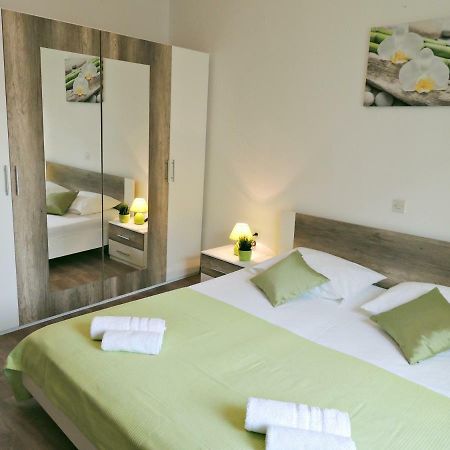 Apartments Jelena Паг Экстерьер фото