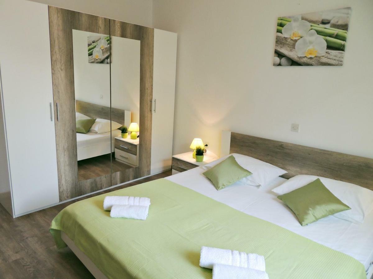Apartments Jelena Паг Экстерьер фото