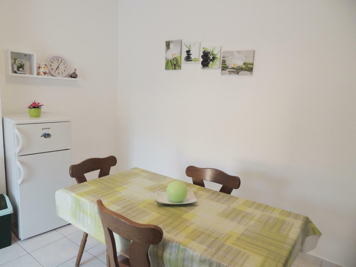 Apartments Jelena Паг Экстерьер фото